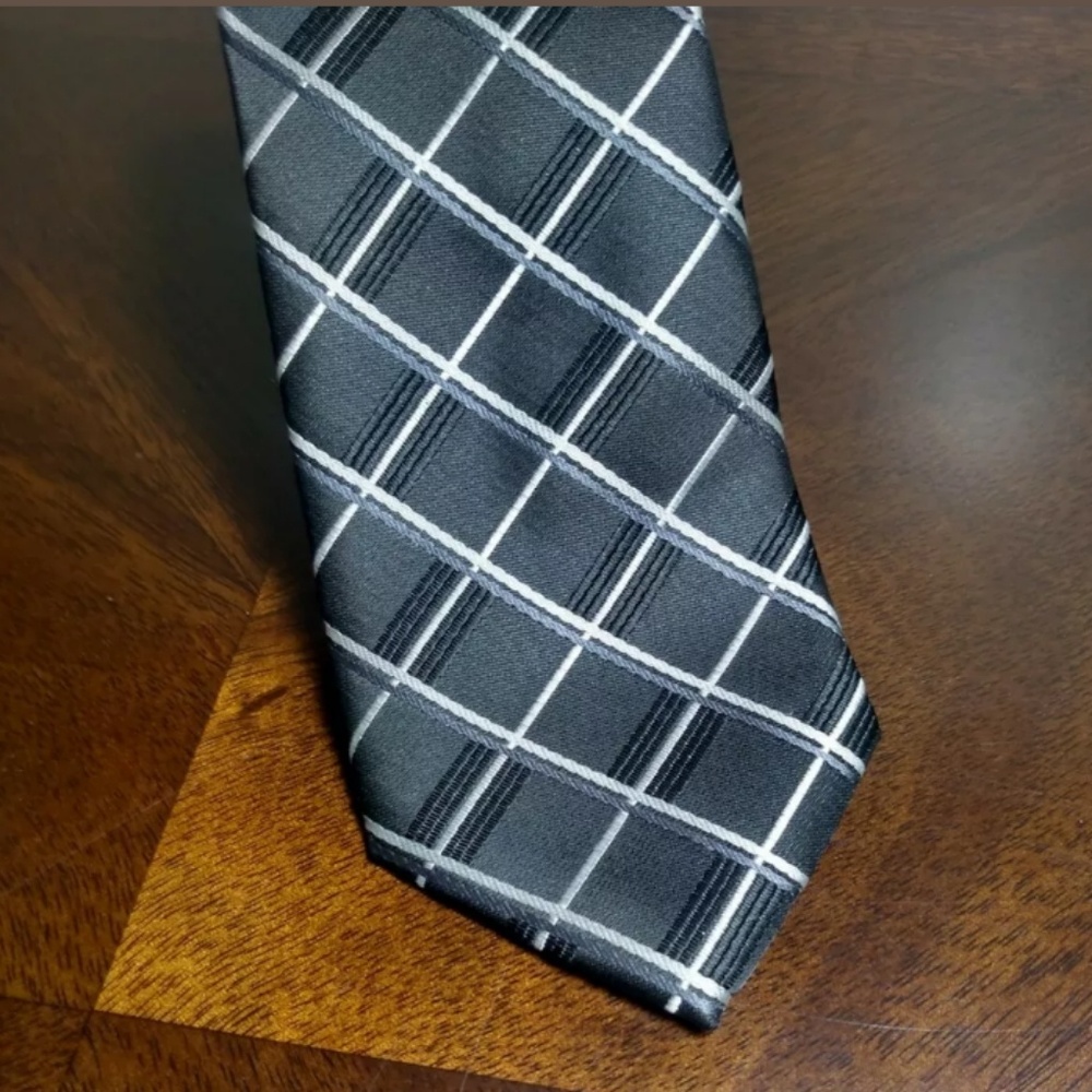 Pierre Cardin Slim Black Tie

Silk Necktie 
